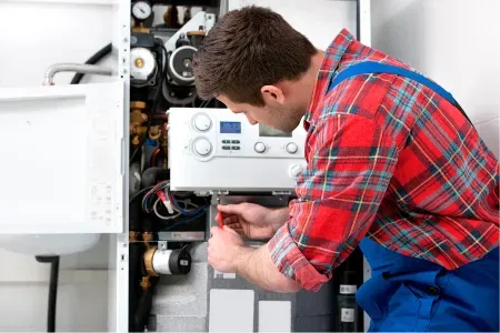 CV monteur voert service uit aan centrale verwarming installatie