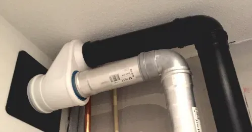 CV monteur voert onderhoudsbeurt uit aan een CV ketel